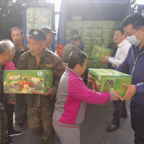 “双节”慰问养老院福利院里的特困老人