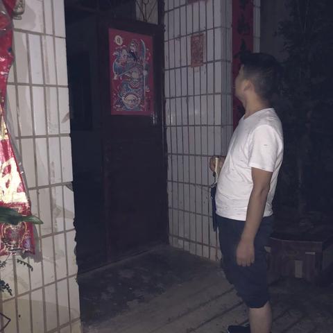 匡远街道扶贫办刘文平主任到永丰入户调查核实扶贫上访户赵之江生产生活、住房情况并对有关政策作入广讲解。