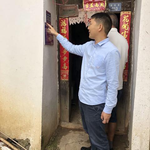 扶贫办主任刘文平带领脱贫攻坚作战室成员到永丰社区开展脱贫攻坚入户核查工作