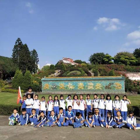 ☀🍁🍁阳光明媚，蓝天白云☁，106班的👧👦👧👦去《锦绣中华》一日游咯……