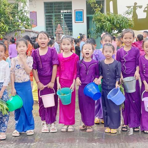 117•天气太热🫠不上课了🌿校长安排我们泼个水💦——记那目民族小学2023年泼水节活动