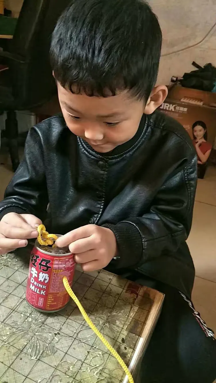 乡贤街小学一四班冯晋源制作手工易拉罐高跷