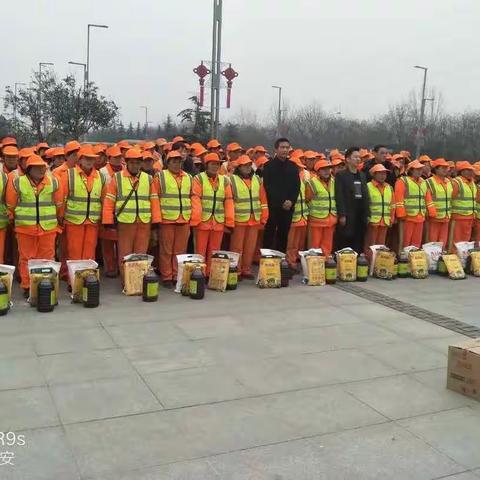 巨蛋环境公司领导亲临会场《华南城》给员工带来过年福利。米、面和油并合影留念。