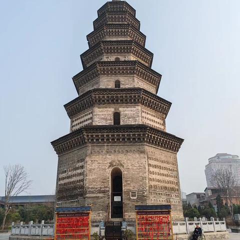 福胜寺塔：九层砖影映春寒，千年梵音落空庭