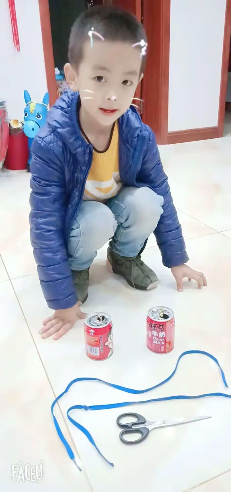 乡贤街小学一年级四班张紫冉利用易拉罐,制作踩高跷的过程