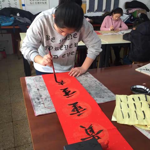 奇点写春联的孩子们