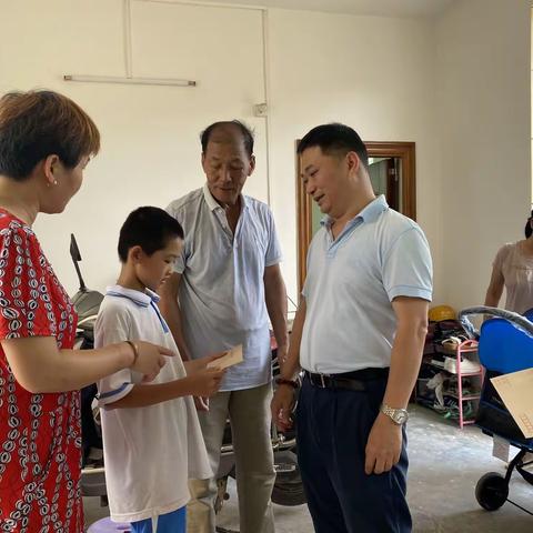 市委编办开展“六一”关爱活动
