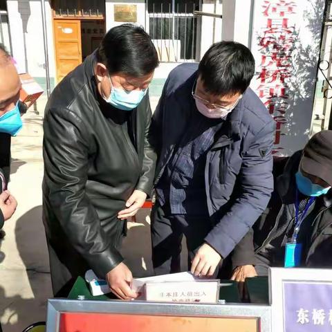 县审计局局长陈炳章带领局班子成员在帮扶村慰问疫情防控值班人员