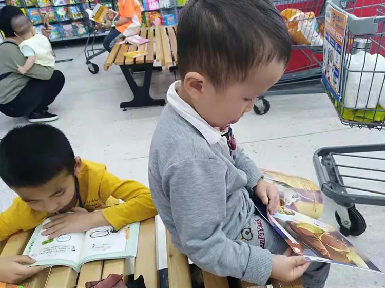 王瑞鑫在图书馆看书，是爱学习的好宝宝哦！