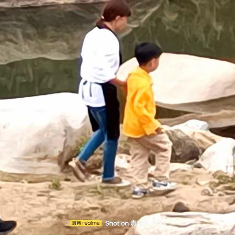 童趣：上山劈草，下河戏水！