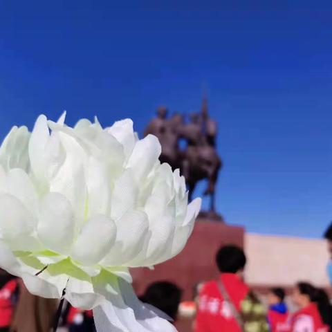 缅怀革命先烈 弘扬民族精神