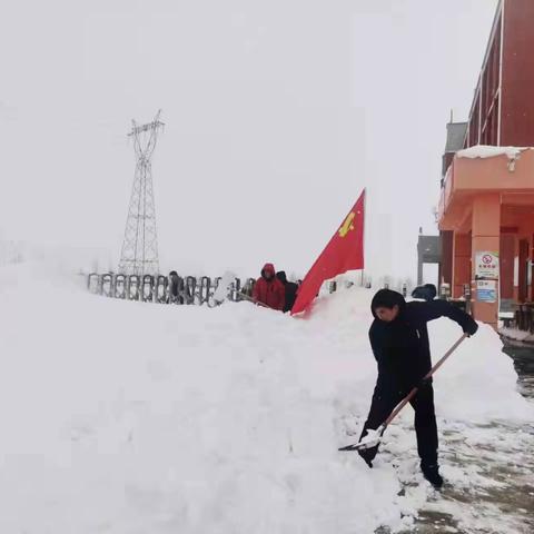 气温骤降冰雪寒 校园除雪情谊暖——宏盛小学积极开展清除校园积雪行动