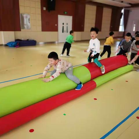 大学附属幼儿园中一班                  《我和春天有个约会》