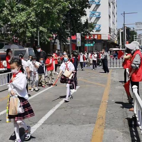 晨曦送温暖，爱心助成长，———爱心护学岗，学生安全的守护者，许昌市健康路小学 三（5）班