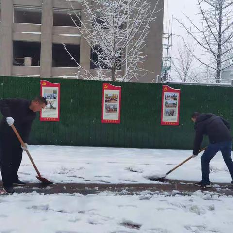 漫天大雪落纷纷                          除雪行为暖人心