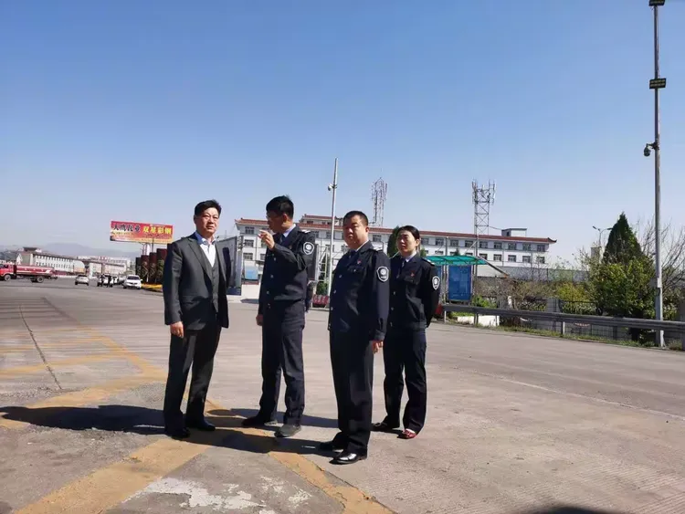 吕梁南高速管理公司党委书记,董事长王占军莅临交城收费站指导工作