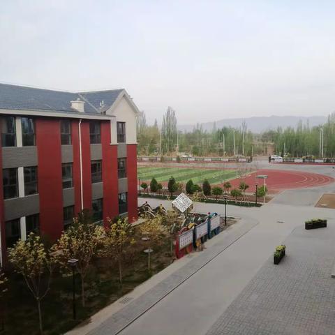 腹有诗书气自华——良田小学迎“全区青年优秀教师巡学团”观摩学习侧记