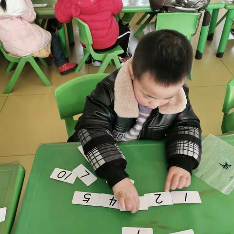 魏集镇第三小学幼儿园中一班数学操作