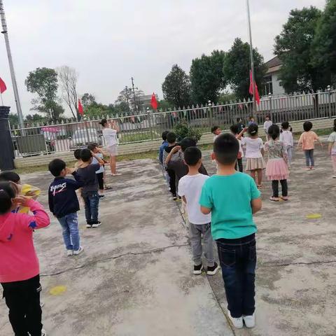 谢家铺公立幼儿园大班小朋友祝祖国妈妈-----70周岁生日快乐