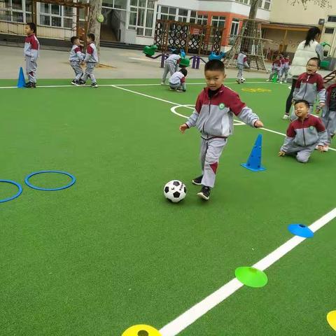 蒲公英足球活动———练习运球⚽