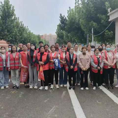爱心家长齐上阵，保驾护航暖人心——人民路小学五年级十四班家长校外执勤记