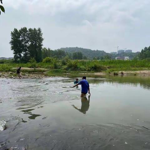 危急时刻  尽显男儿本色