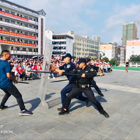 法制警钟鸣校园