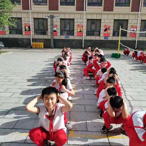 新建业学校防震、防暴恐疏散演练活动——六年级二班