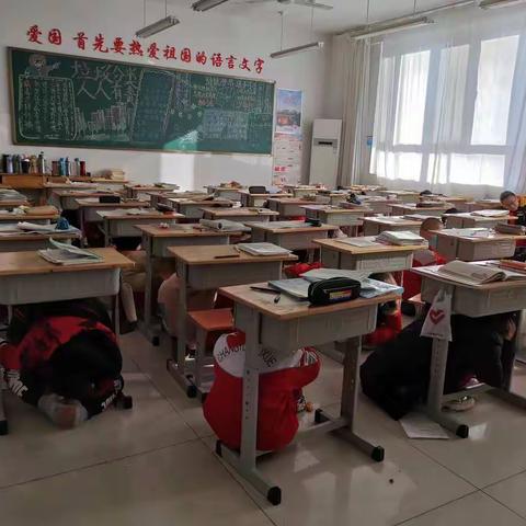 新建业学校六年级二班防震疏散演练