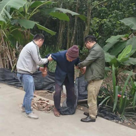 市委组织部副部长李昌本同志到和庆镇慰问困难党员和离休老干部