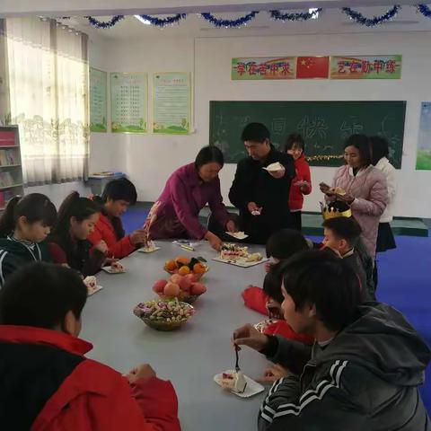 东城回中教师为希望之家的学生豆孝彬和豆孝景过生日