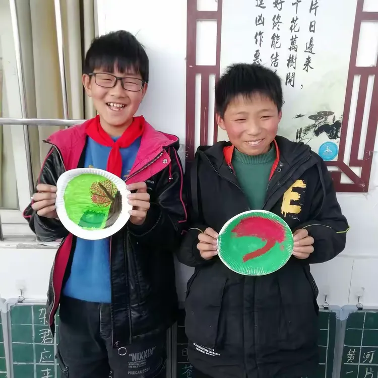 闫庄小学快乐周四纸盘画之桃花