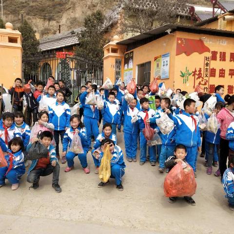 乌镇中心小学“学雷锋--义务捡垃圾环保公益活动”