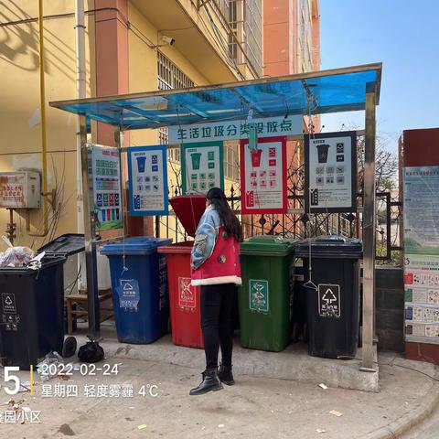 检查有害垃圾分类投放