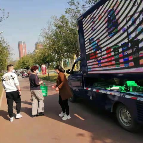 利用移动垃圾分类宣传车广泛大众认知度