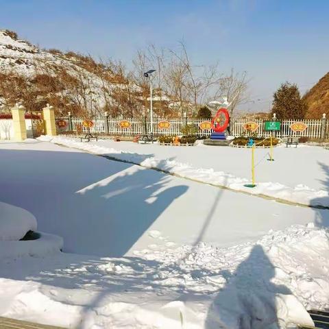 齐心协力把雪扫，家校协作暖人心——盘坡小学清理校园积雪记