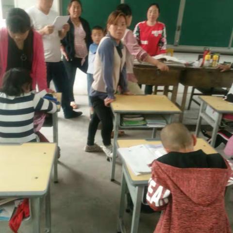 “为了孩子健康成长    家庭教育与学校教育相结合”家长会