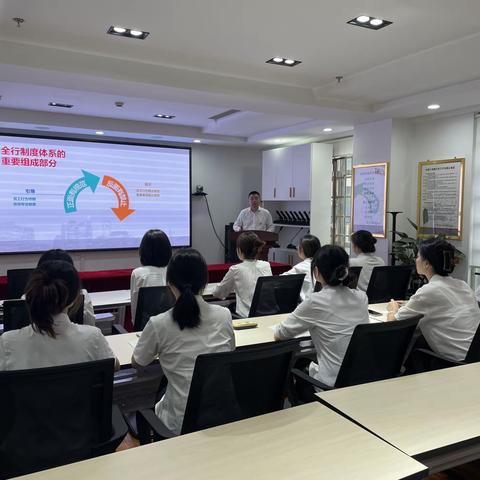 浑南支行纪委书记钟鸣亲自为新员工授职业生涯廉洁合规的“第一课”。