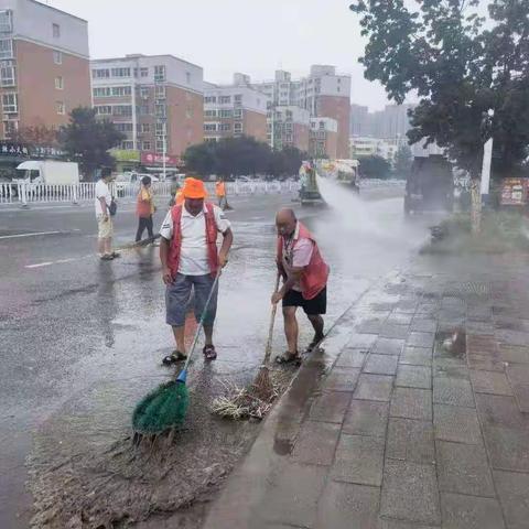 雨后清污　环卫在行动