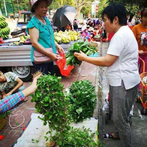 爱心扶贫集市活动在热闹欢快的氛围中举办