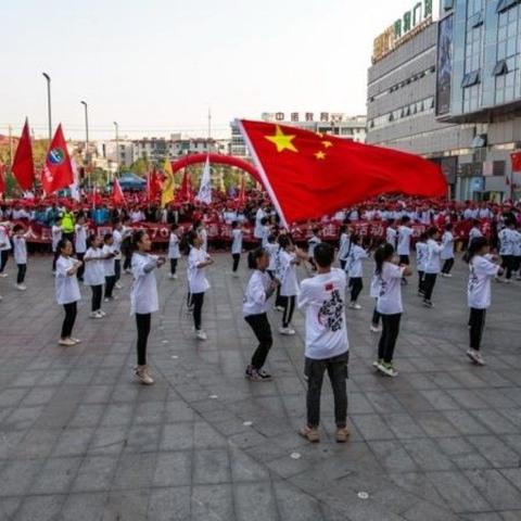 庆祝国庆通海新时代全民健身动起来