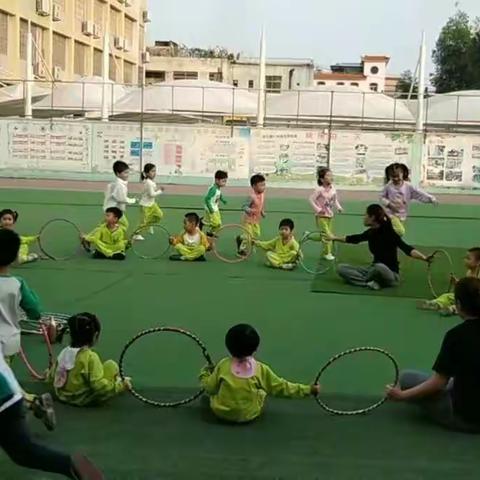 器械呼啦圈的多种玩法