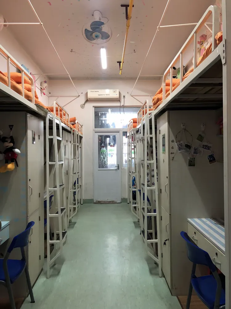 宿舍图书馆篮球馆游泳馆其次,在龚彪主任的安排下,由汉铁高中党委书记