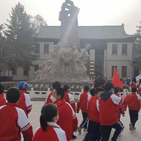 缅怀革命先烈  传承红色基因  做时代新人——西宁市韵家口小学清明节祭扫烈士陵园暨2022级第一批入队仪式