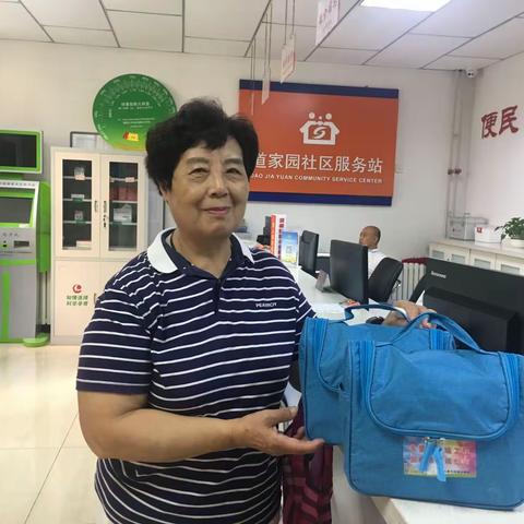 道家园社区开展为失独家庭送清凉关爱活动