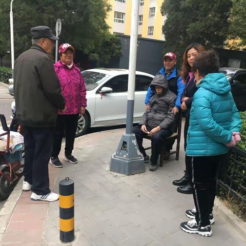 暖心！老人摔倒，社区帮忙显真情！