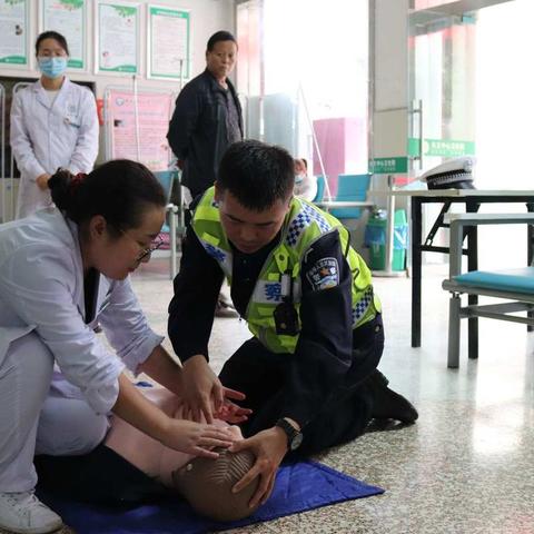 警医合作“救”在身边 夯实应急救援能力—大王镇卫生院对辖区交巡警进行急救知识培训