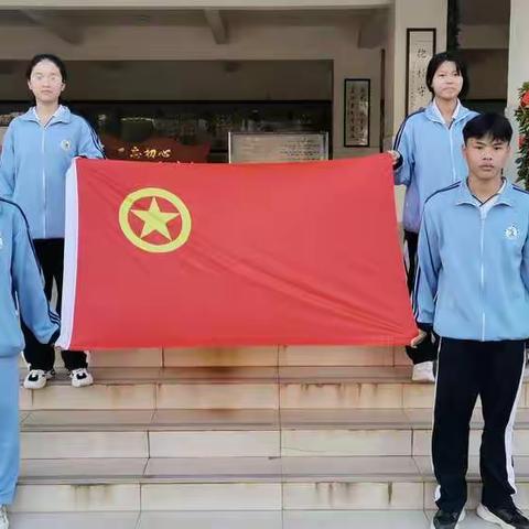 我和团徽团旗合个影