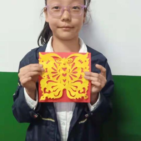 妙笔绘佳作  巧手塑童年——浮山县城关小学美术社团活动