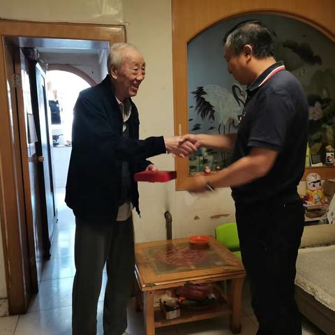 光荣在党五十年     薪火相传谱新篇——西安市体育运动学校为老党员颁发“光荣在党50年”纪念章